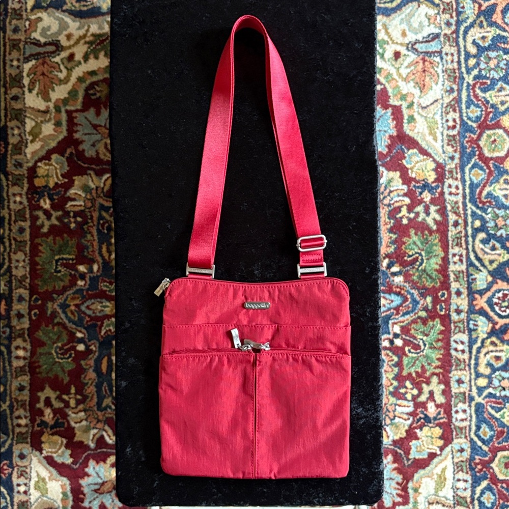 Red Baggallini Cross Body Bag
Perfect For Traveling and Everyday Use